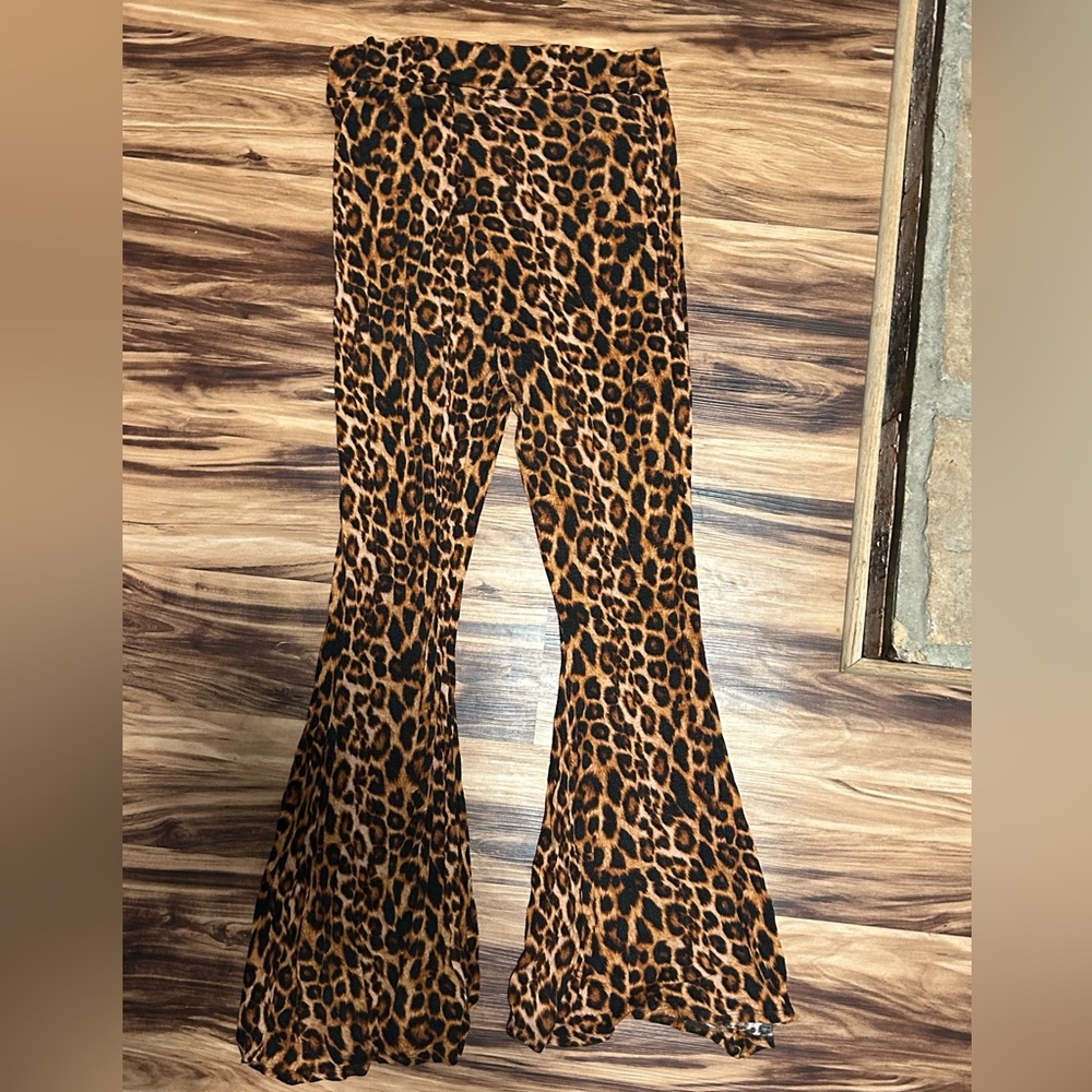 Flared leopard leggings